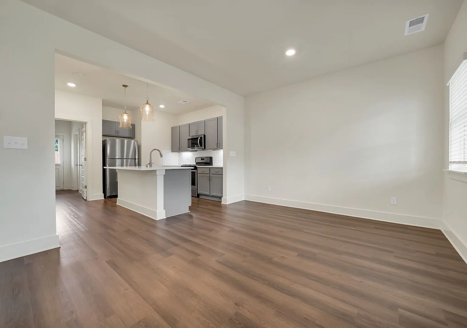 1 Bedroom home with Fenced Backyard! — Photo 4