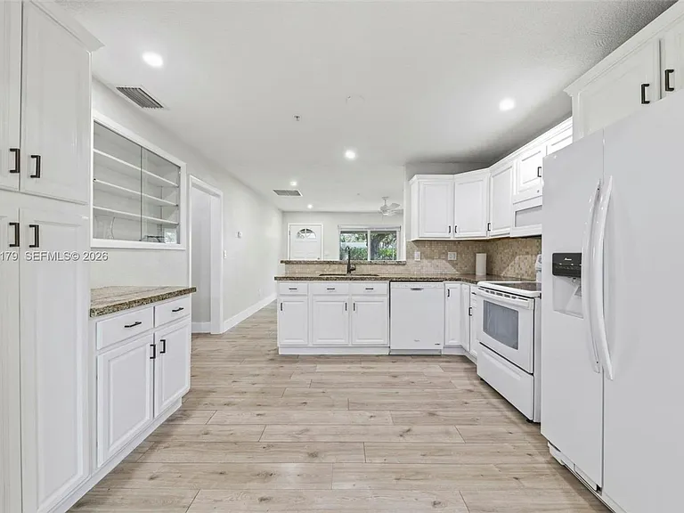 4561 SW 25th Ter — Photo 2