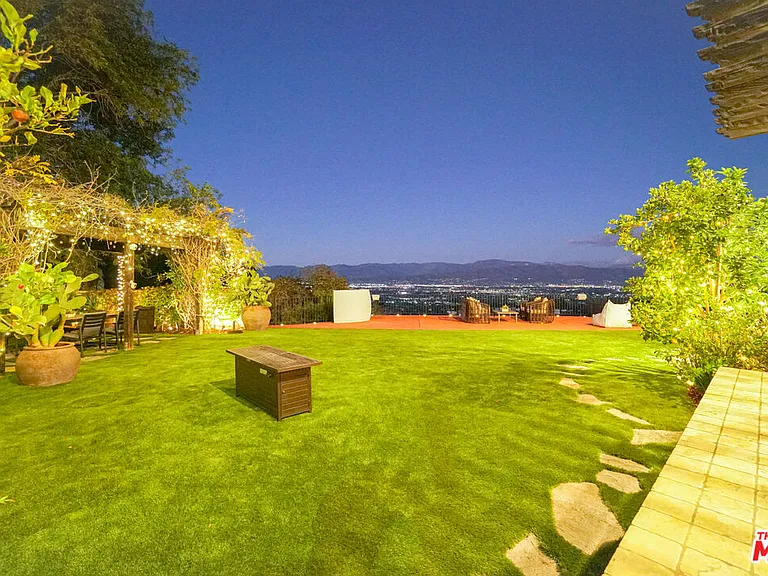 13211 Mulholland Dr — Photo 13