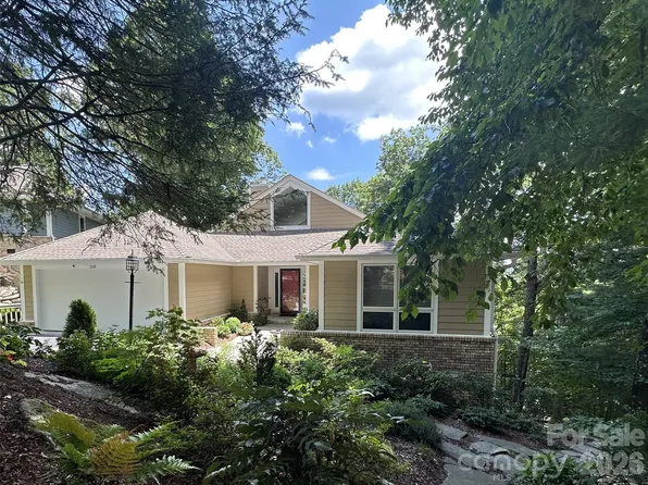 210 Claymoor Ct, Flat Rock, NC 28731