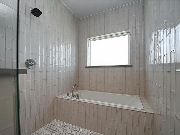 5th image of 333 Sugarbush Ln