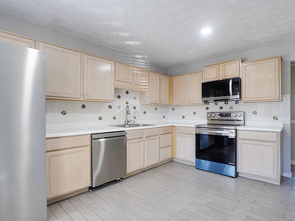 5th image of 3727 Regency Park Dr