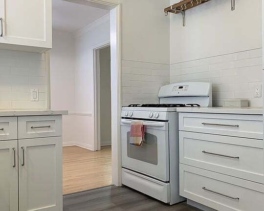4th image of 1042 S Bedford St