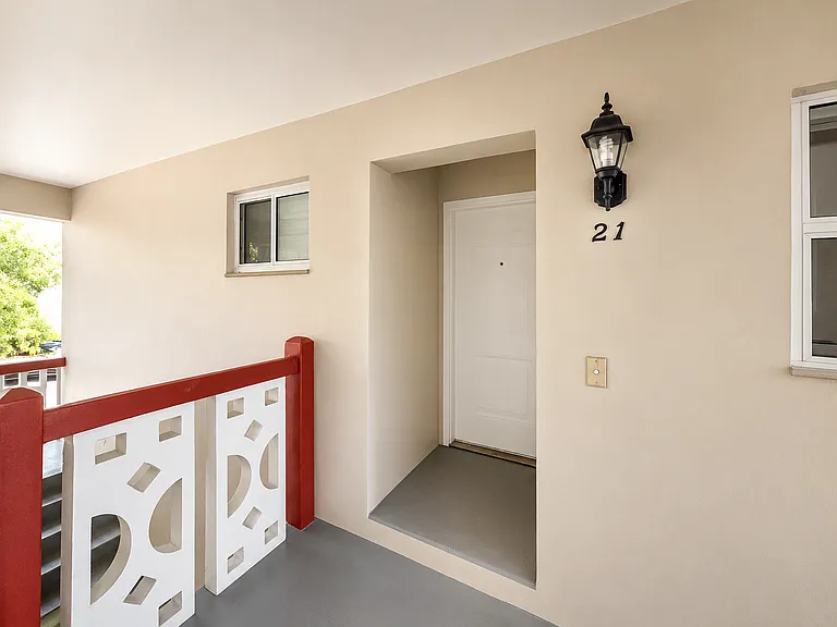 Santa Monica Apartments — Photo 10