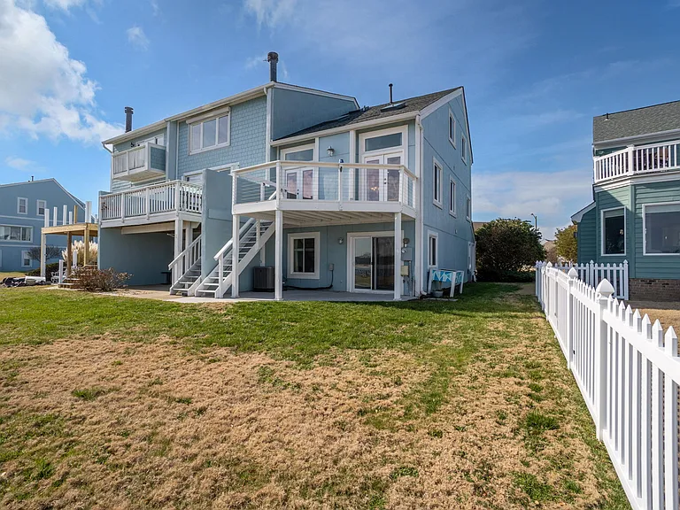 9568 Bay Front Dr — Photo 16