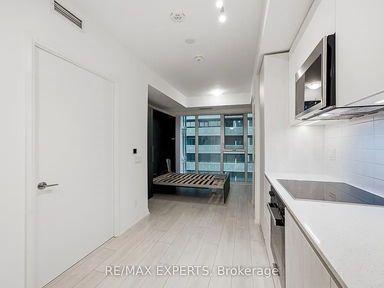 400 King St W #1028 — Photo 19