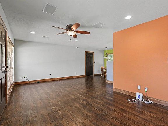 4th image of 713 Hedge Dr