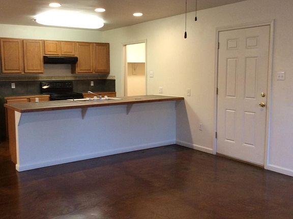 2nd image of 215 E Freddie St