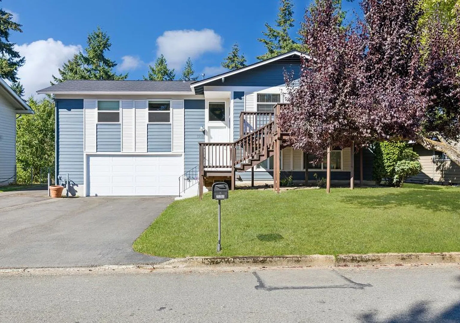 4 Bedroom Home with 2 Car Garage + 2 Fireplaces — Photo 1