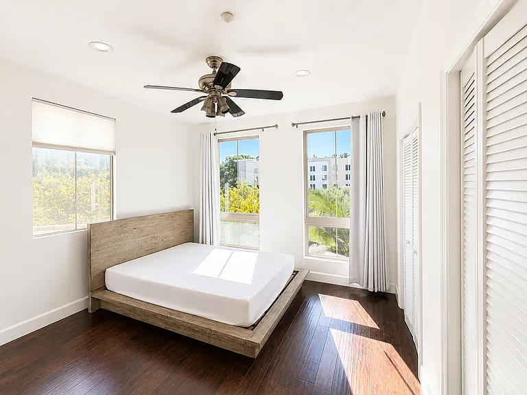 Vantis Dr — Photo 14