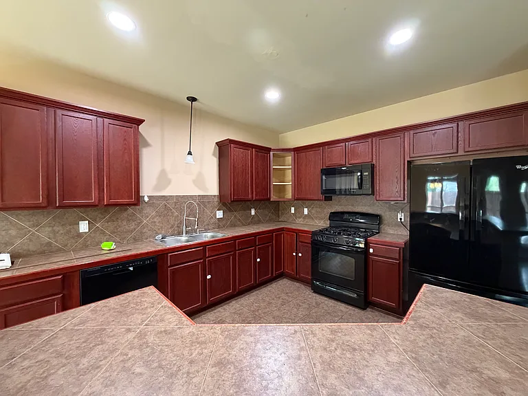 17091 Jamestowne Dr — Photo 2
