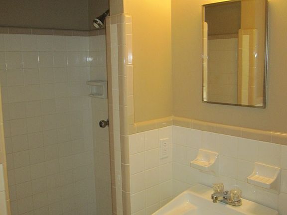 4th image of 39 Leonard Dr