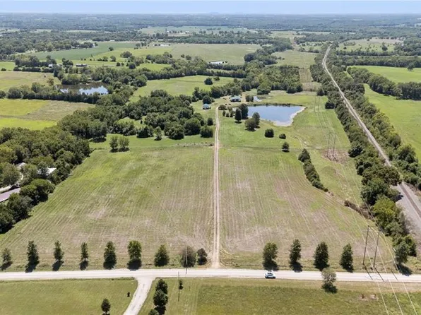 27627 W 335th St, Osawatomie, KS 66064