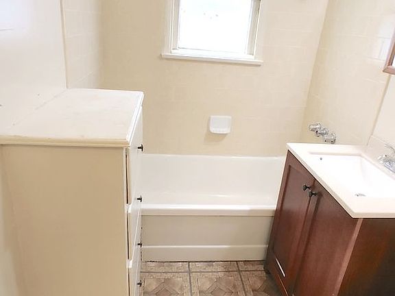 4th image of 807 W 30th St #811