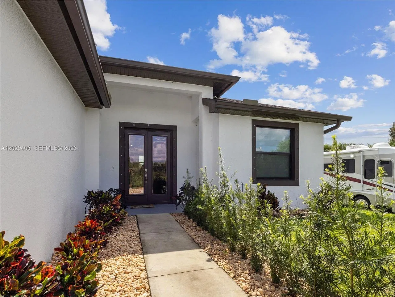 3 bed, 2.0 bath, 1300 sqft, $2,500 — Photo 3