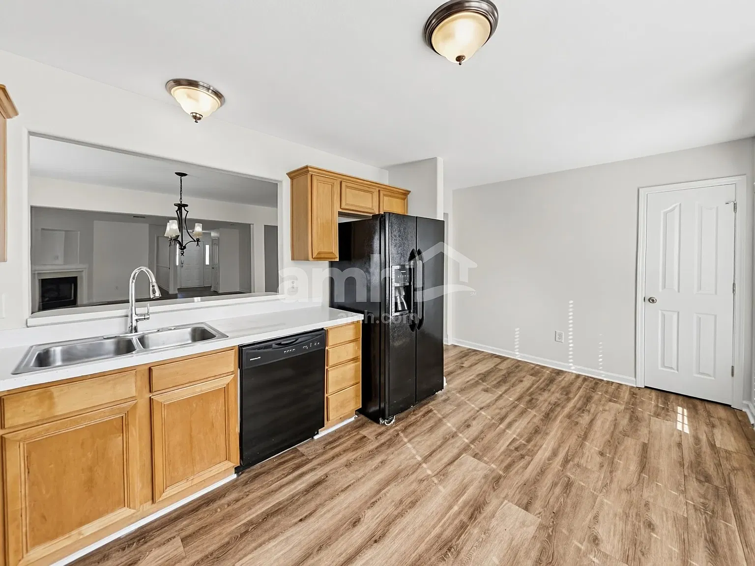 4 bed, 2.0 bath, 2039 sqft, $2,265 — Photo 3