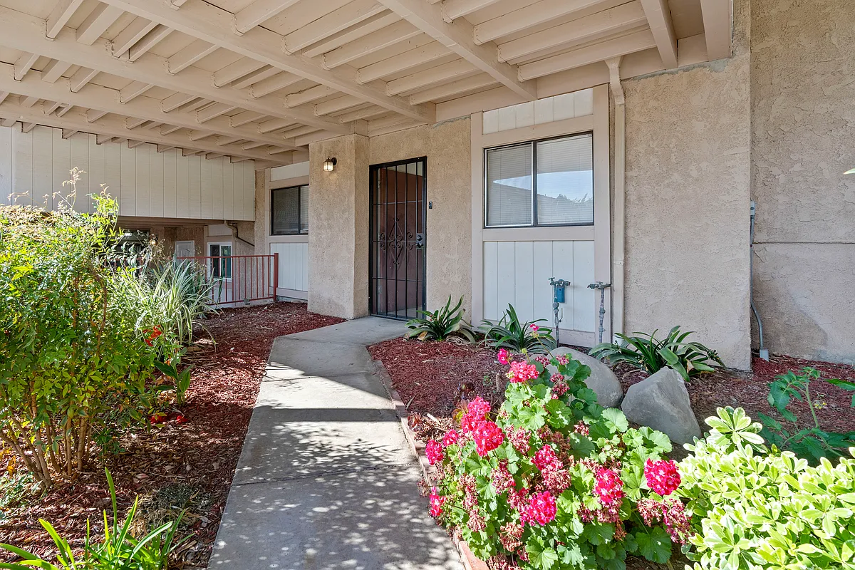 Building Photo - 1745 Los Feliz Dr #2