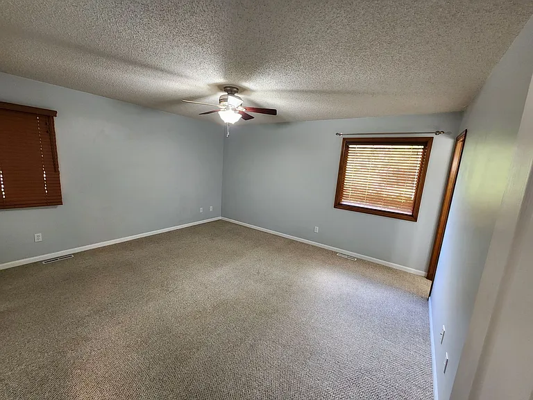 1904 Crescent Dr — Photo 7