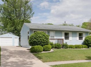 137 Cherry Hill Rd NW, Cedar Rapids, IA 52405