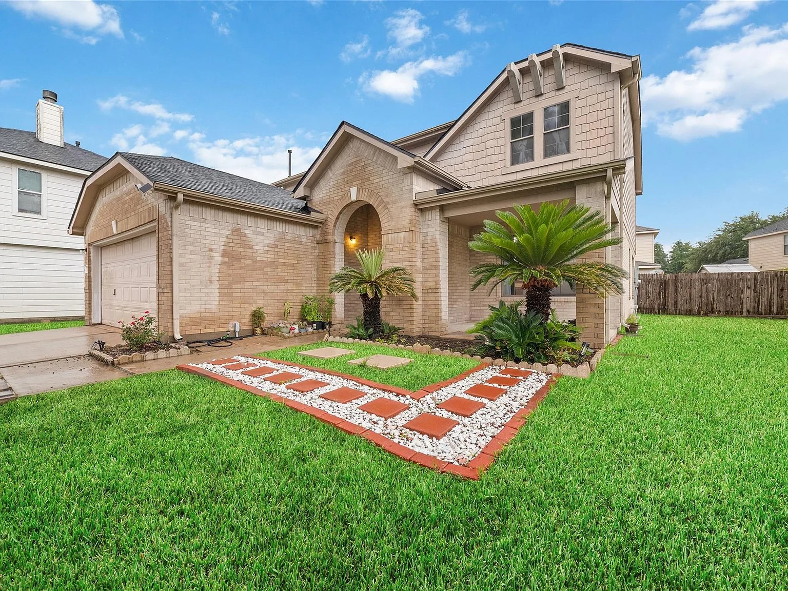 4 bed, 2.5 bath, 2480 sqft, $2,000 — Photo 3