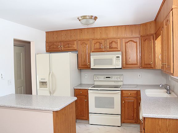 3rd image of 415 Hollyann Dr