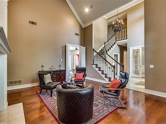 2nd image of 3916 Woodlawn Ln