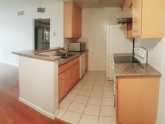4th image of 23515 Lyons Ave Unit 113