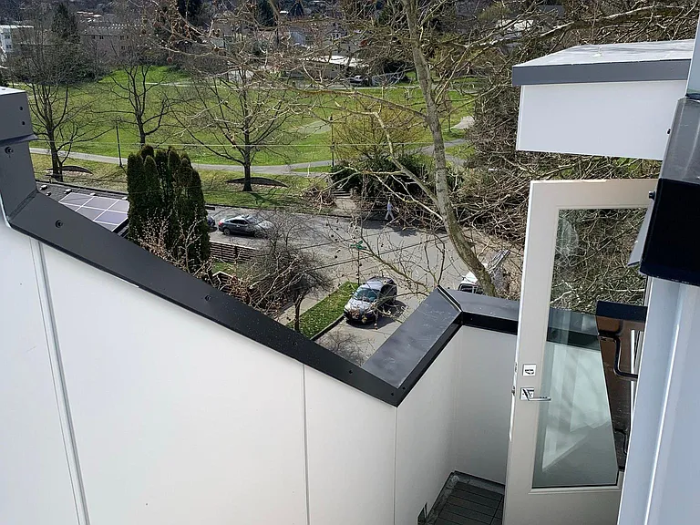 Rooftop deck equipped with gas, water, electricity