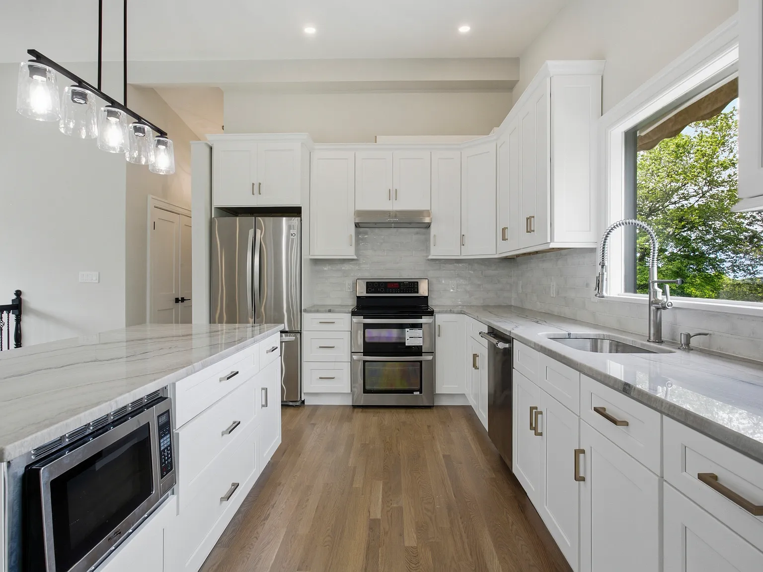 3 bed, 2180 sqft, $4,800 — Photo 3