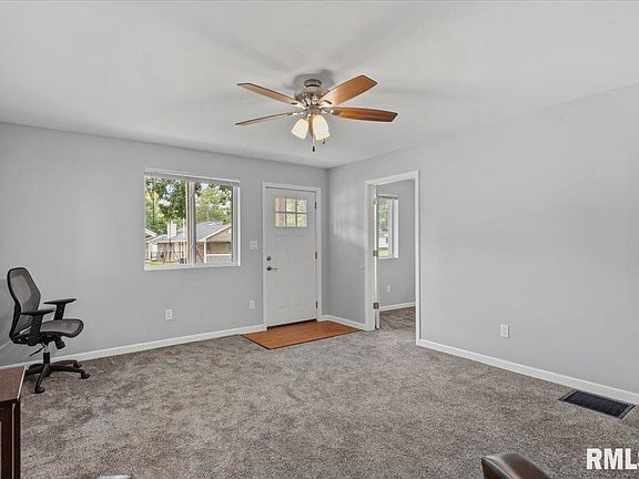 5th image of 608 W Maple Ave
