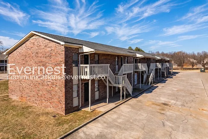 2 bed, 1.0 bath, 825 sqft, $795 — Photo 1