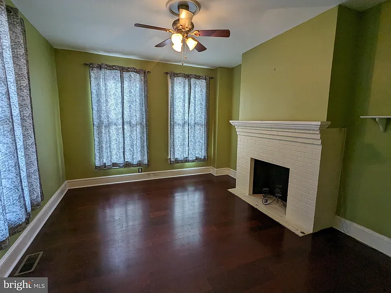 306 N Locust St — Photo 5