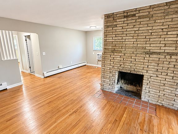 2nd image of 1546 Beacon St APT 3