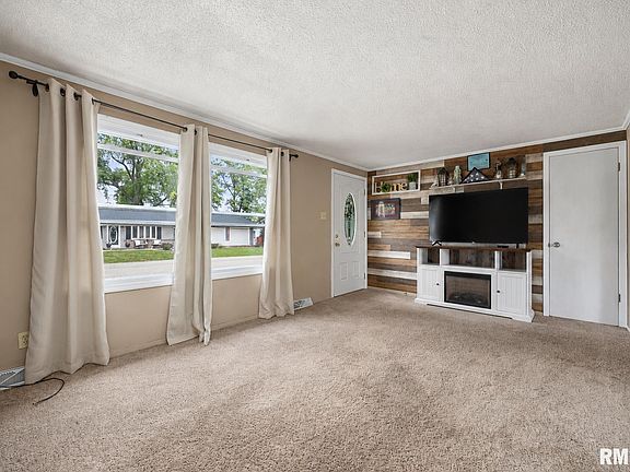 3rd image of 300 Miller Ct