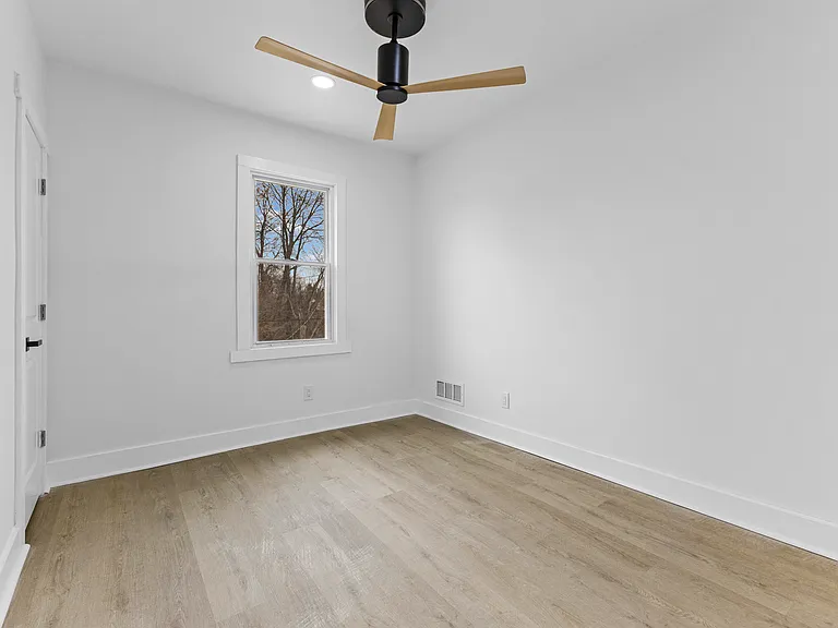 2554 Parker St — Photo 20