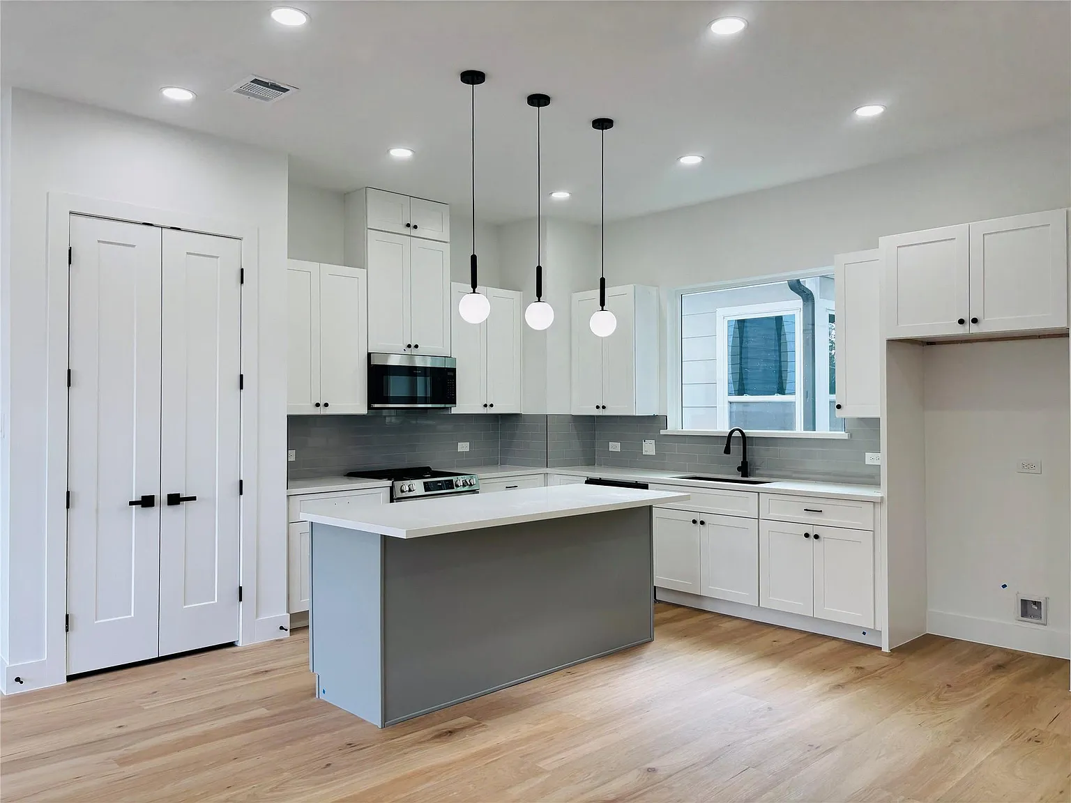 3 bed, 3.5 bath, 2000 sqft, $2,580 — Photo 4