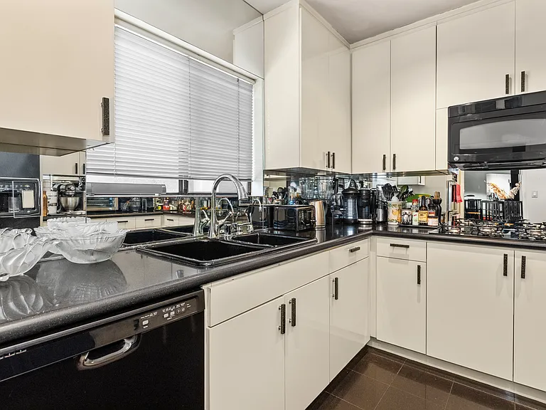 W Knoll Dr — Photo 16
