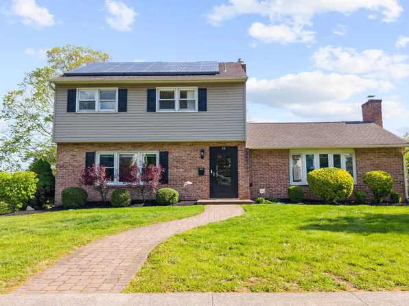 12 Magnolia Ct, Douglassville, PA 19518