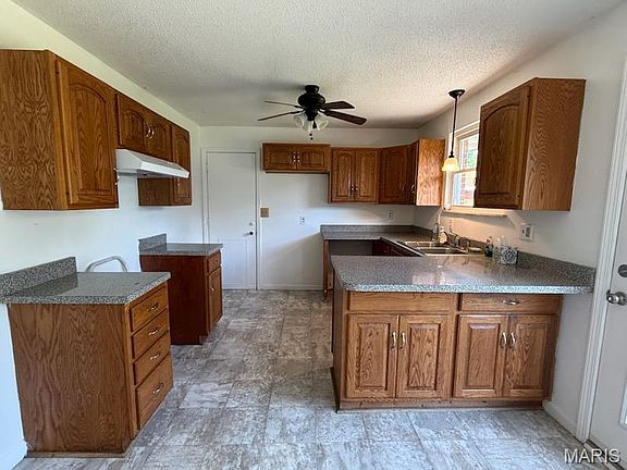 4th image of 4 Fontainebleau Dr