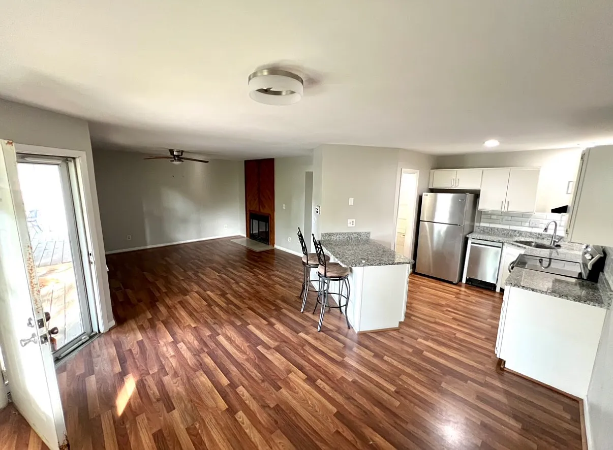 2 bed, 1001 sqft, $1,895 — Photo 1