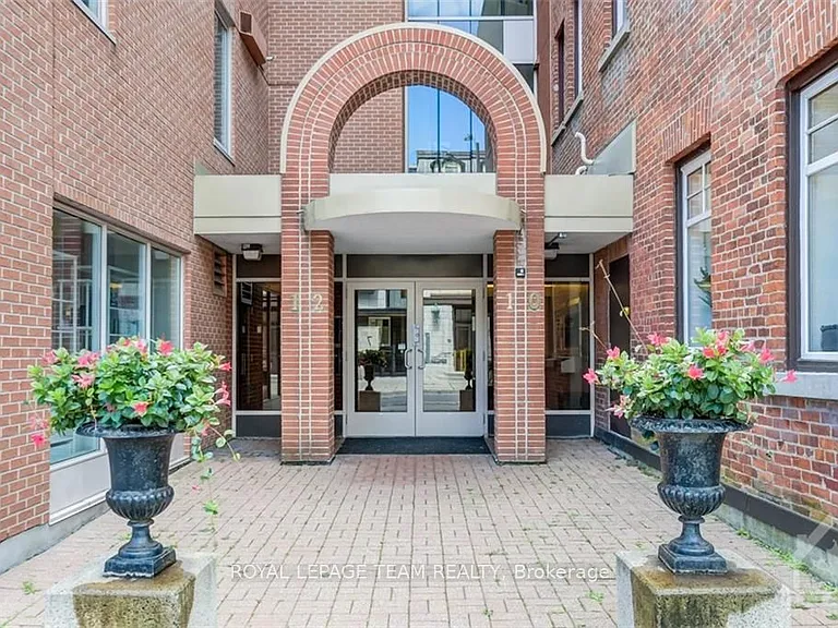 10 Clarence St #3 — Photo 2