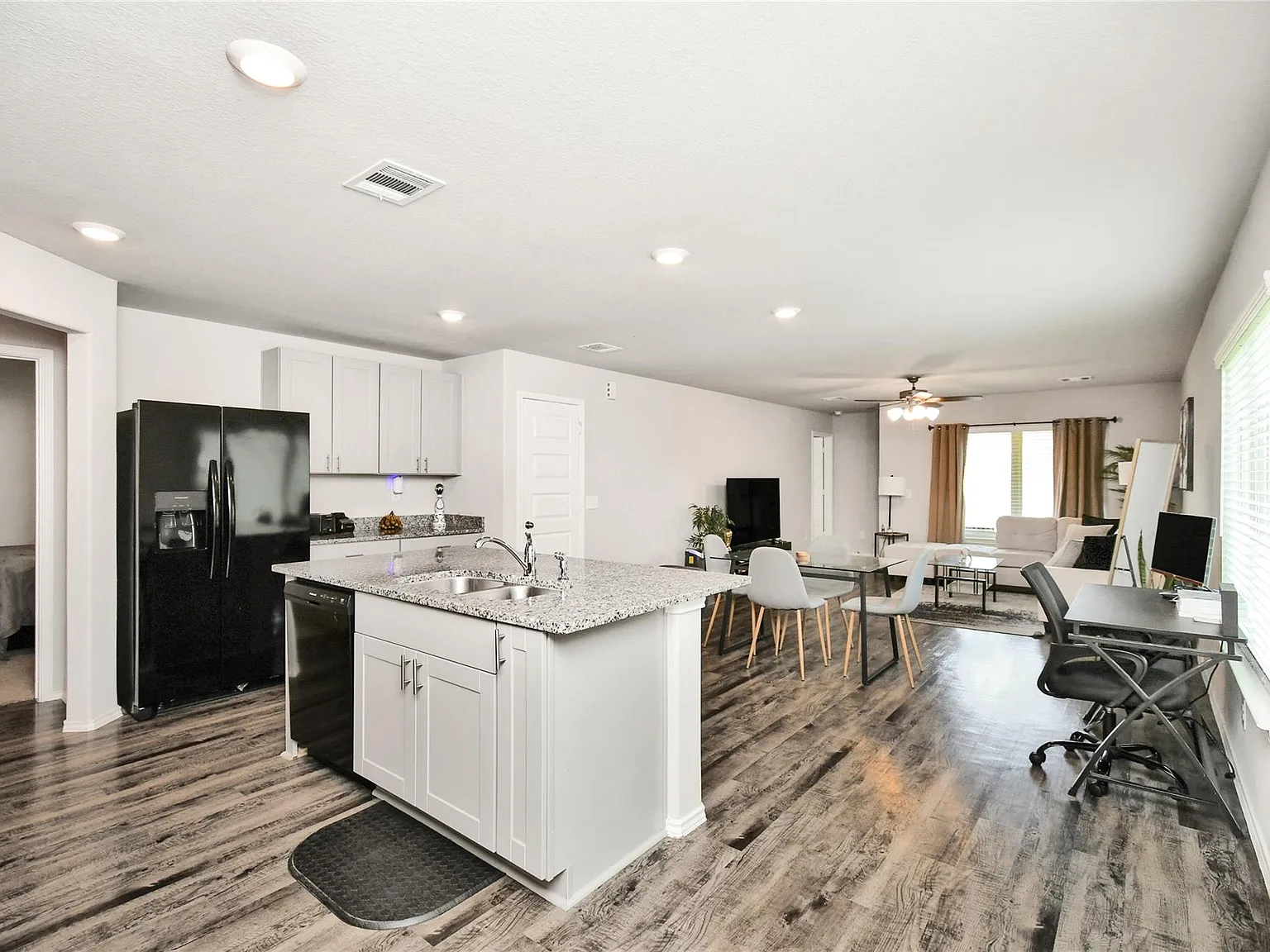 3 bed, 2.0 bath, 1406 sqft, $1,995 — Photo 4