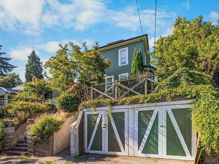 2047 N Sumner St — Photo 30