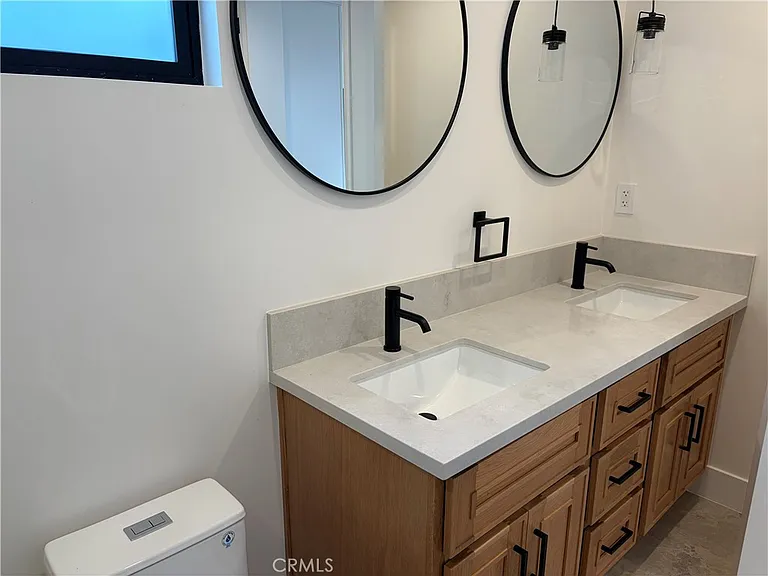 19212 Calvert St — Photo 7