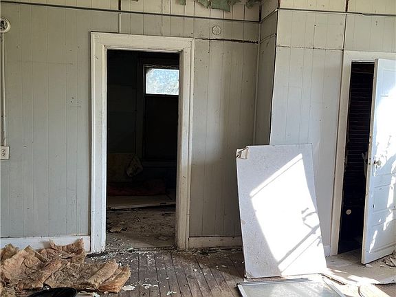 4th image of 100 N Irwin St