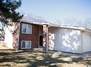 273 Parkside Ln, Lincoln, NE 68521