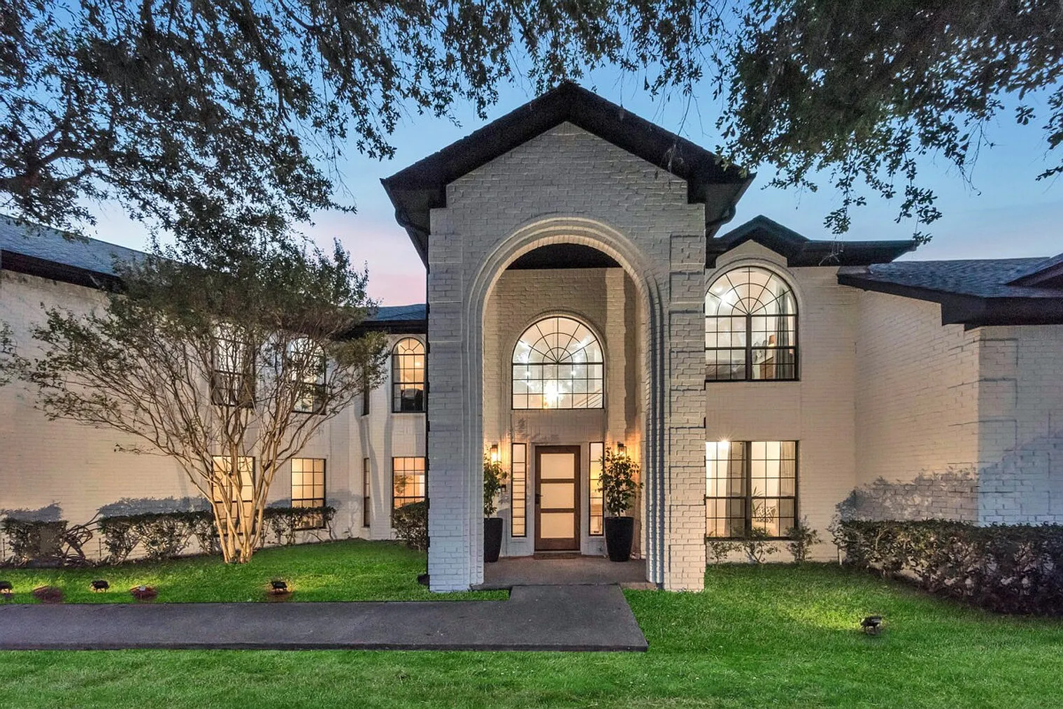 6 bed, 4.0 bath, 5887 sqft, $13,555 — Photo 4