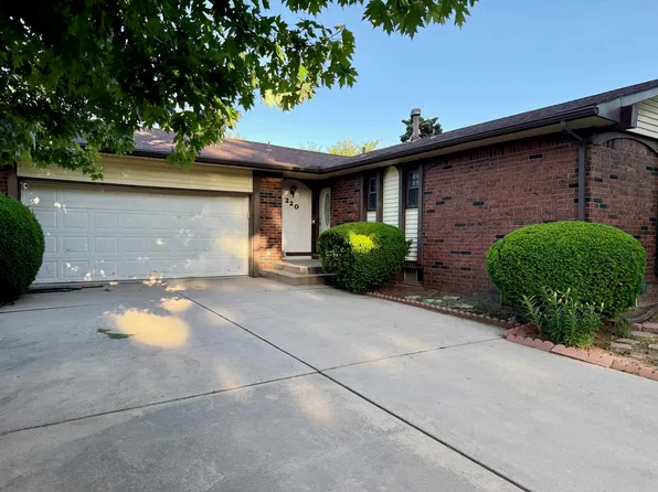 220 Timberlane Dr, Haysville, KS 67060