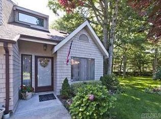 15 Rose Ct, East Islip, NY 11730