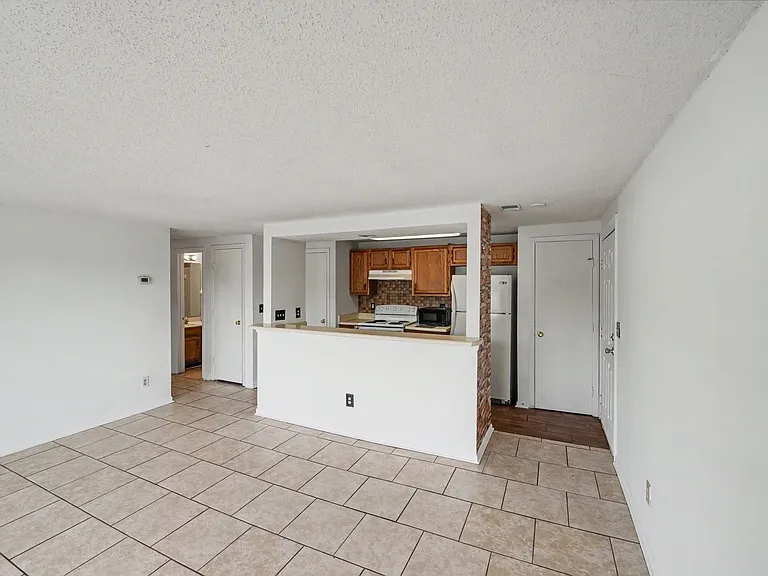 1624 Arlyn Cir #J — Photo 18